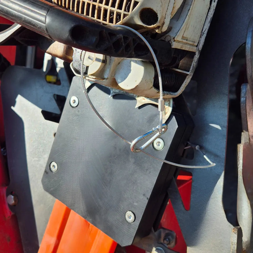 Motorsäge in der RELLES Halterung, mit Sicherungsdraht und Karabiner gesichert
